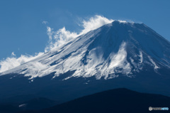 雪煙る富士山