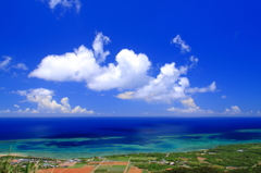 海に浮かぶ雲の影