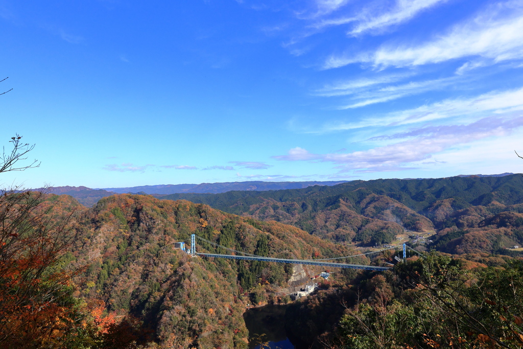 秋空と竜神大吊橋