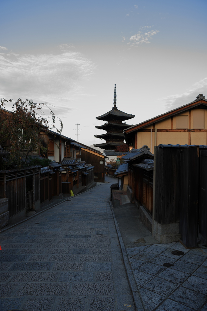 夜明け後の八坂の塔