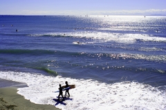 七里ガ浜とサーファー