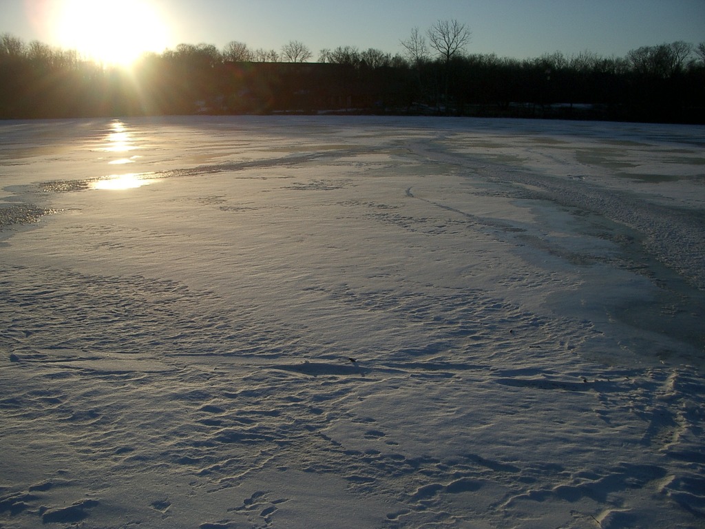 凍りつく河