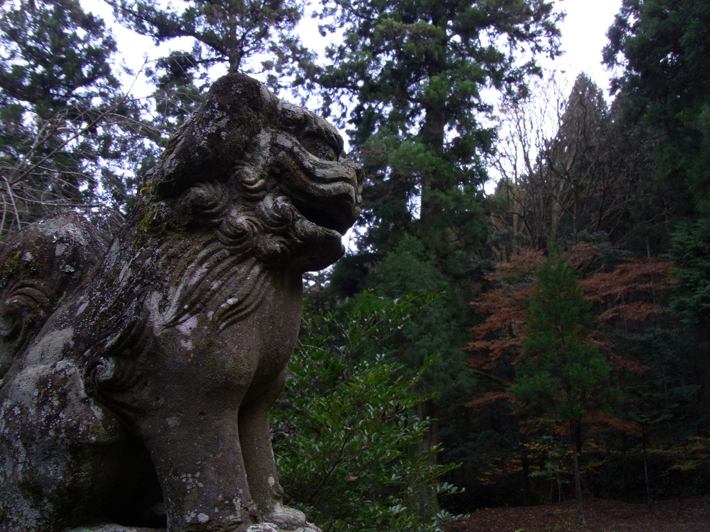 境内の守り神