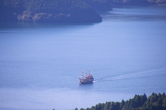 芦ノ湖に浮かぶ海賊船
