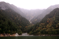 深まりゆく秋、黒部湖より