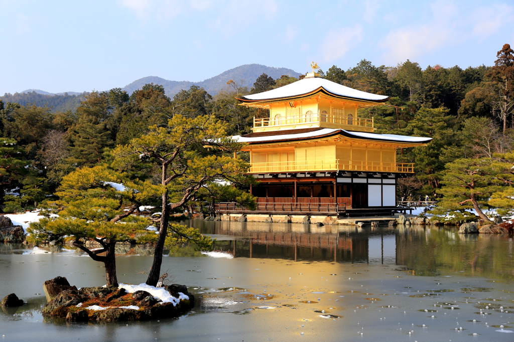 雪をのせた金閣寺　　（初来日の外国人を案内）