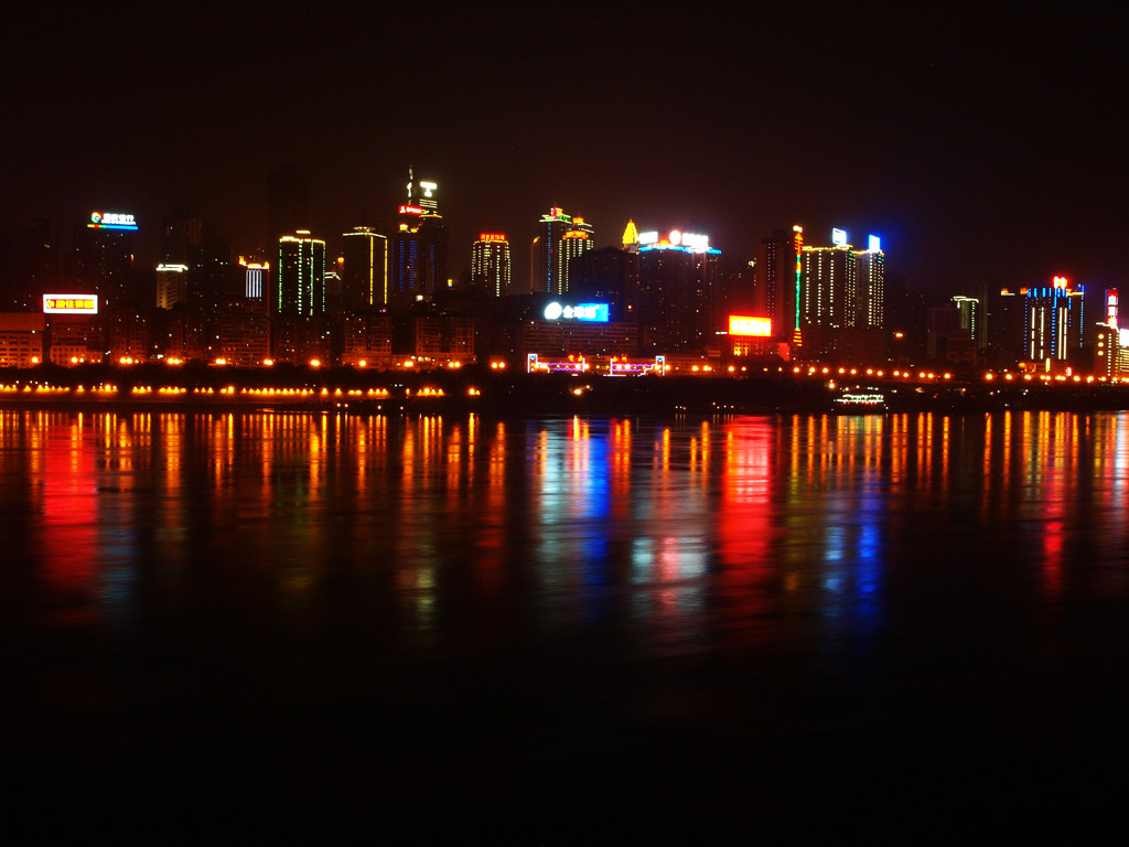 長江に映る重慶の夜景
