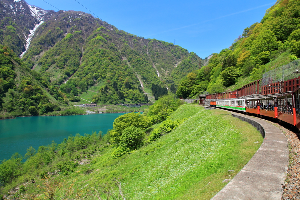 トロッコ列車とダム湖