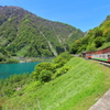 トロッコ列車とダム湖
