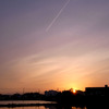 飛行機雲と夕日