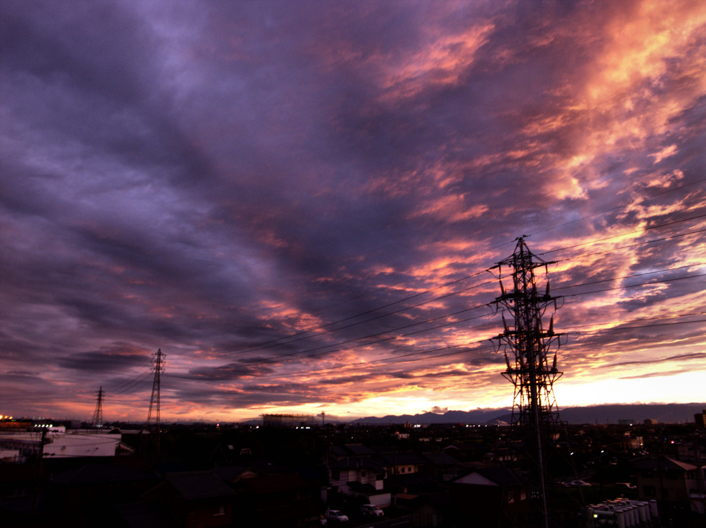 夕焼け雲と鉄塔