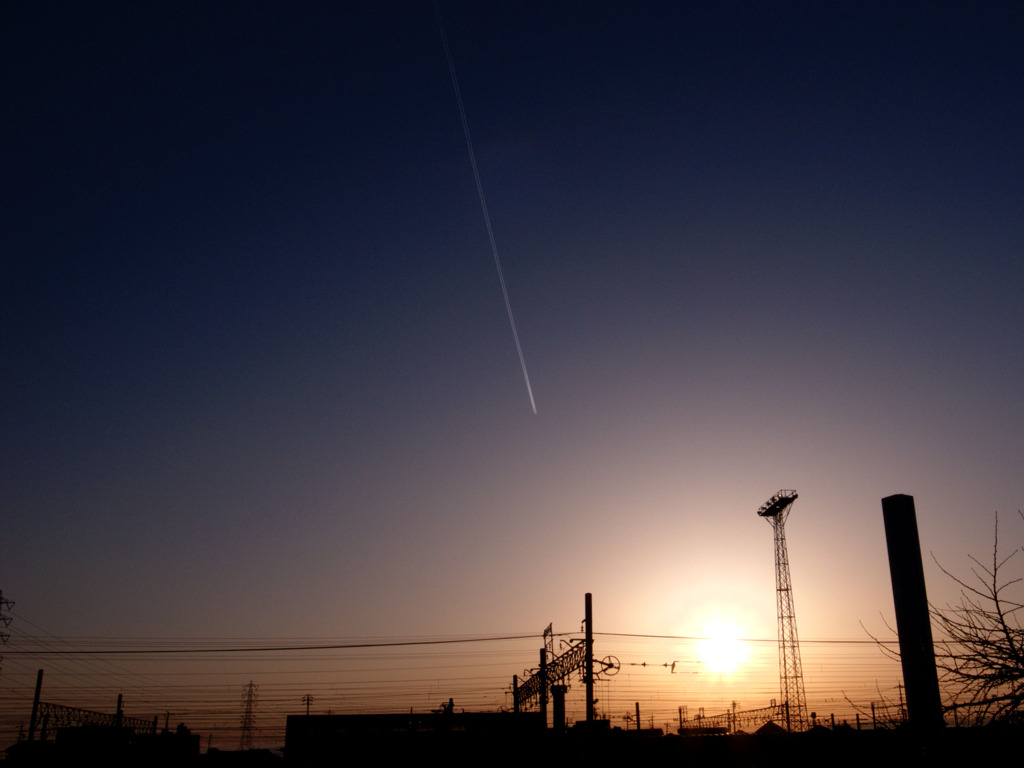 夕日と飛行機雲２