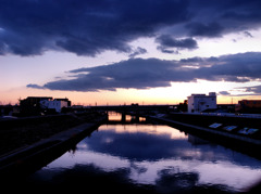 夕暮れの新川