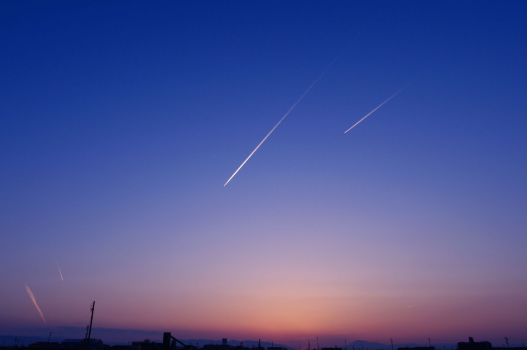 夕暮れの飛行機雲