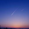 夕暮れの飛行機雲