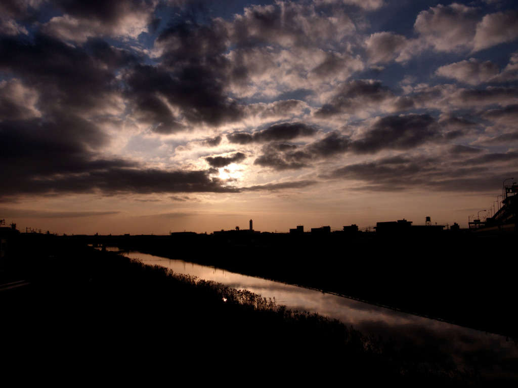 夕日と新川