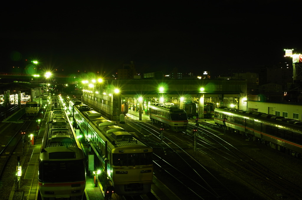 名古屋車両区の夜
