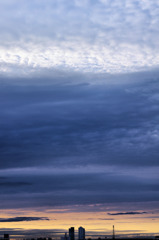 ビルと雲