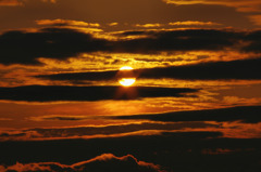 雲間の夕日