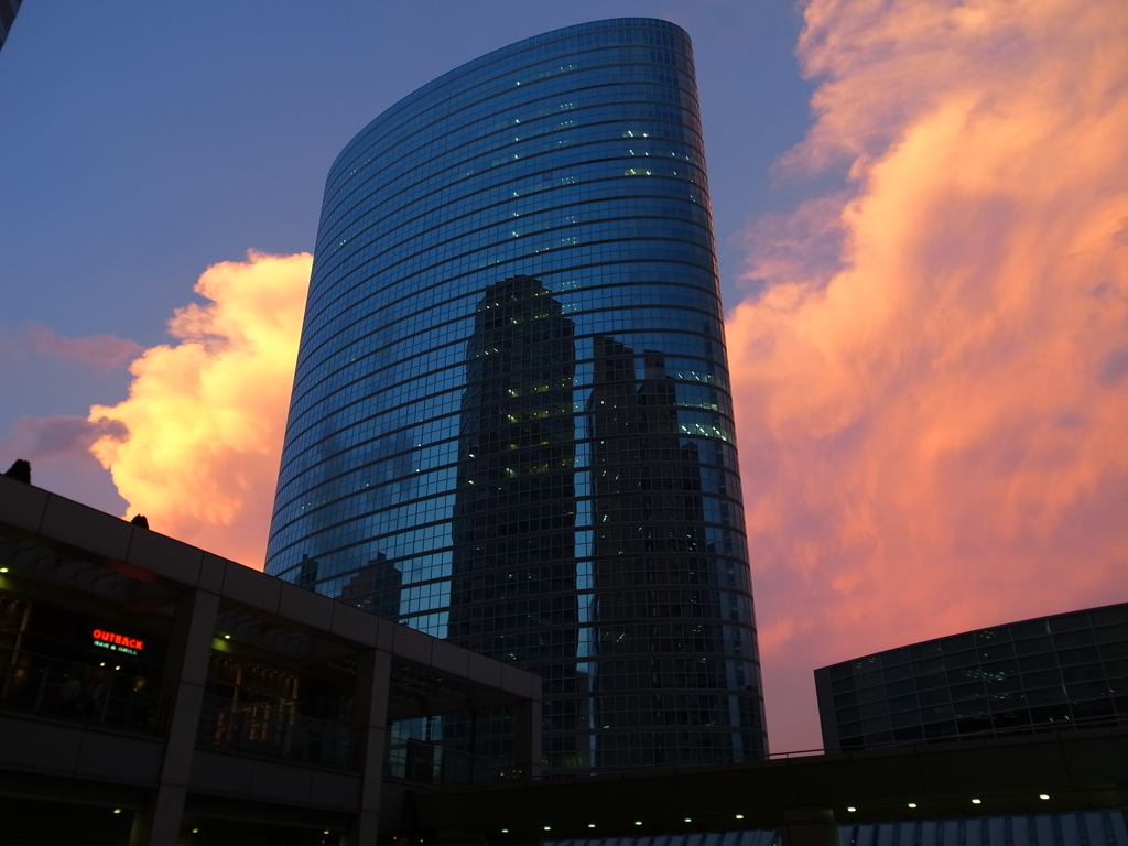 夏の夕焼けに染められた積乱雲