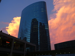 夏の夕焼けに染められた積乱雲