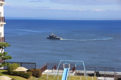 家の隣に海上自衛隊の船が来る光景