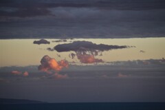 雲と海の間