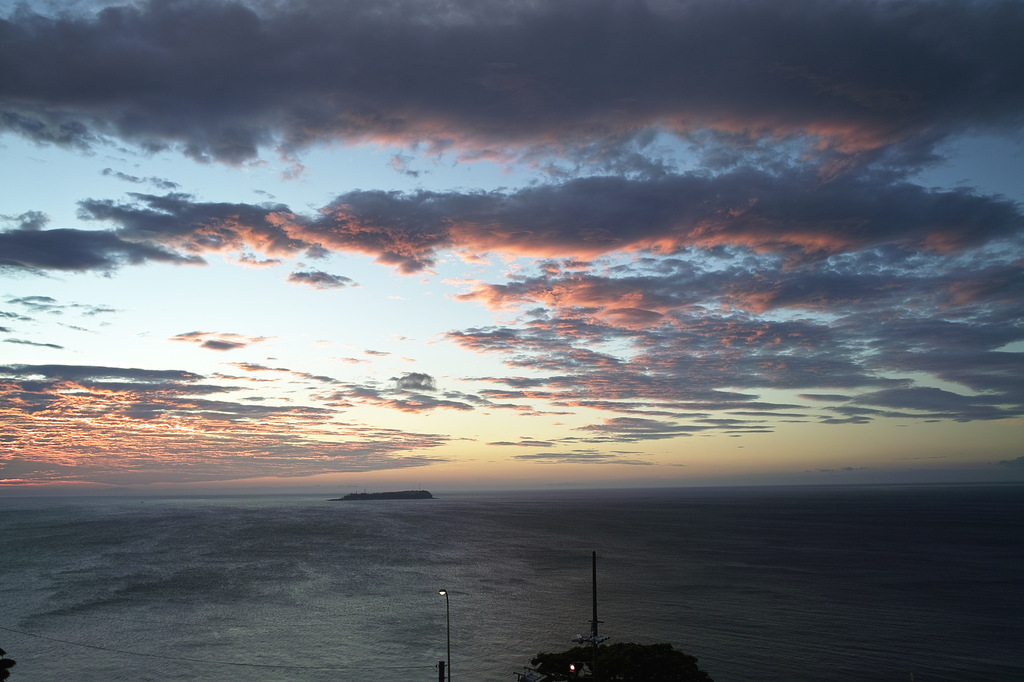 朝焼けの初島