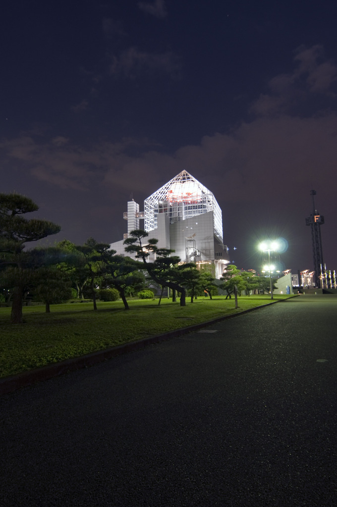 暗闇に浮かぶ幾何学な建物