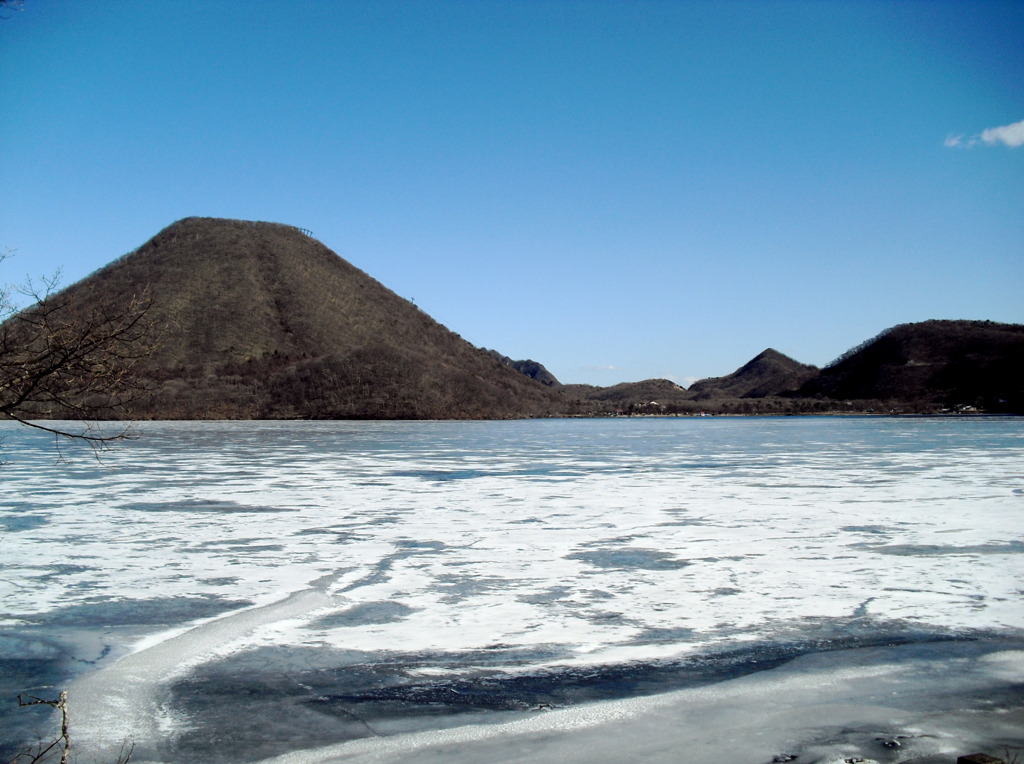 凍り付く榛名湖