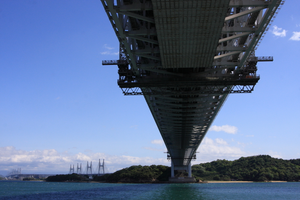 瀬戸大橋を望む