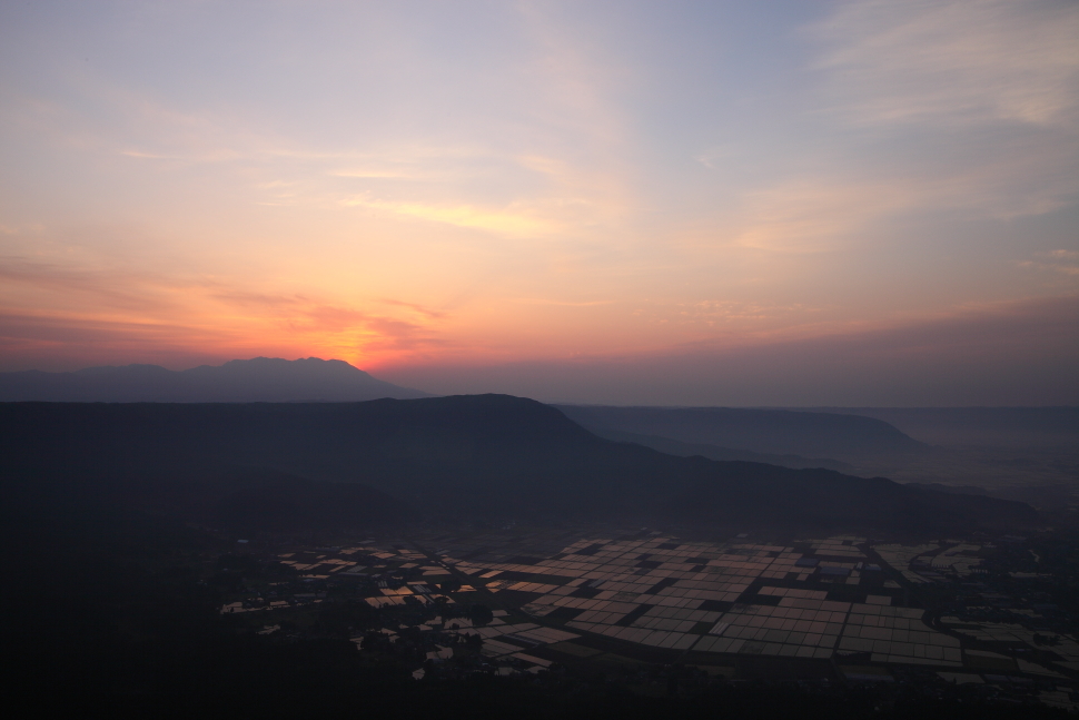 阿蘇の地に朝陽輝く