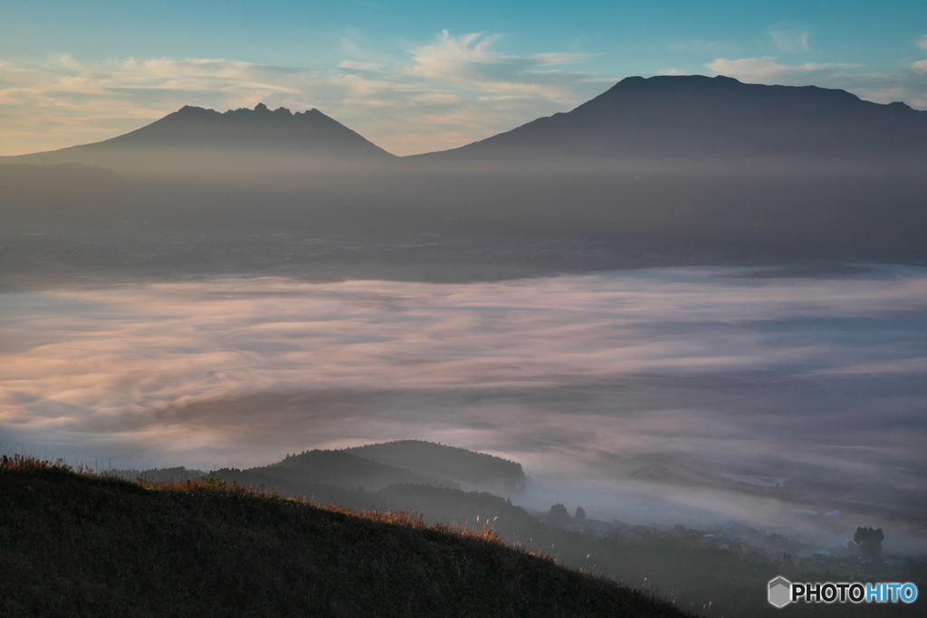 雲海に浮かぶシルエット