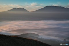 雲海に浮かぶシルエット