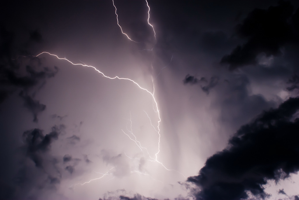 迸る雲間雷