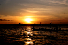 夕方のバリの海と船