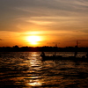 夕方のバリの海と船