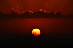 太陽に鉄塔がある、そんなはずないです。