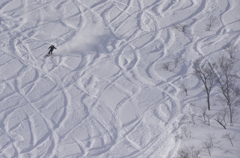 雪煙をあげて
