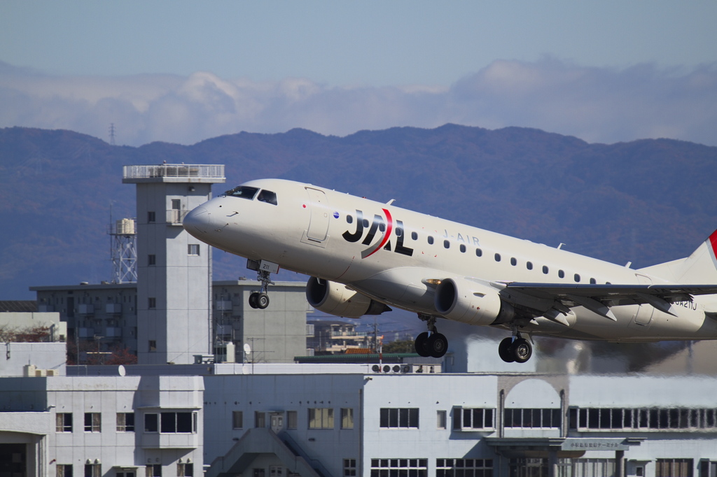 J-AIR　エンブラエル