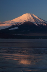 凍てつく山中湖