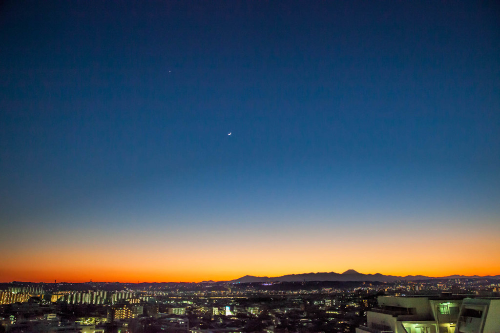 夕富士と月