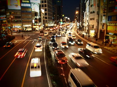 車流れる