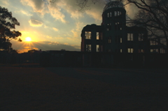 夕暮れの原爆ドーム