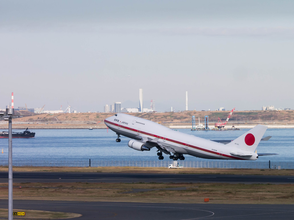 離陸する政府専用機