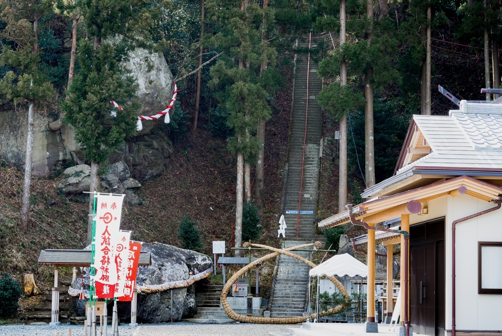 釣石神社