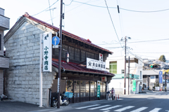 格子窓のある店