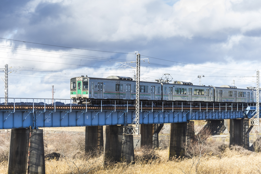 701系 吉田川橋梁を渡る