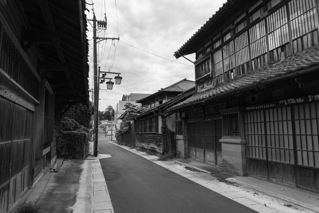 街路灯のある裏通り