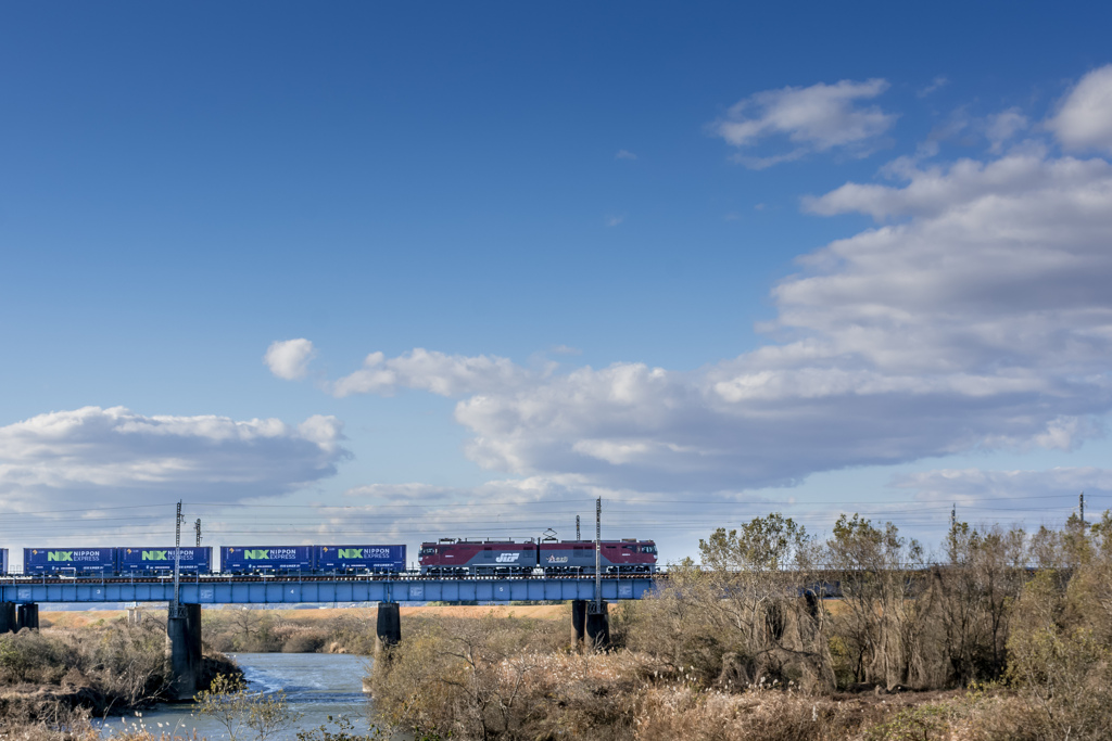青色コンテナ晴天の橋を渡る